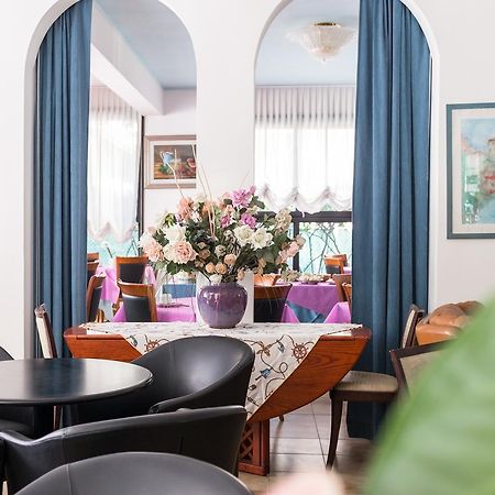 Hotel Barbiani Ріміні Екстер'єр фото