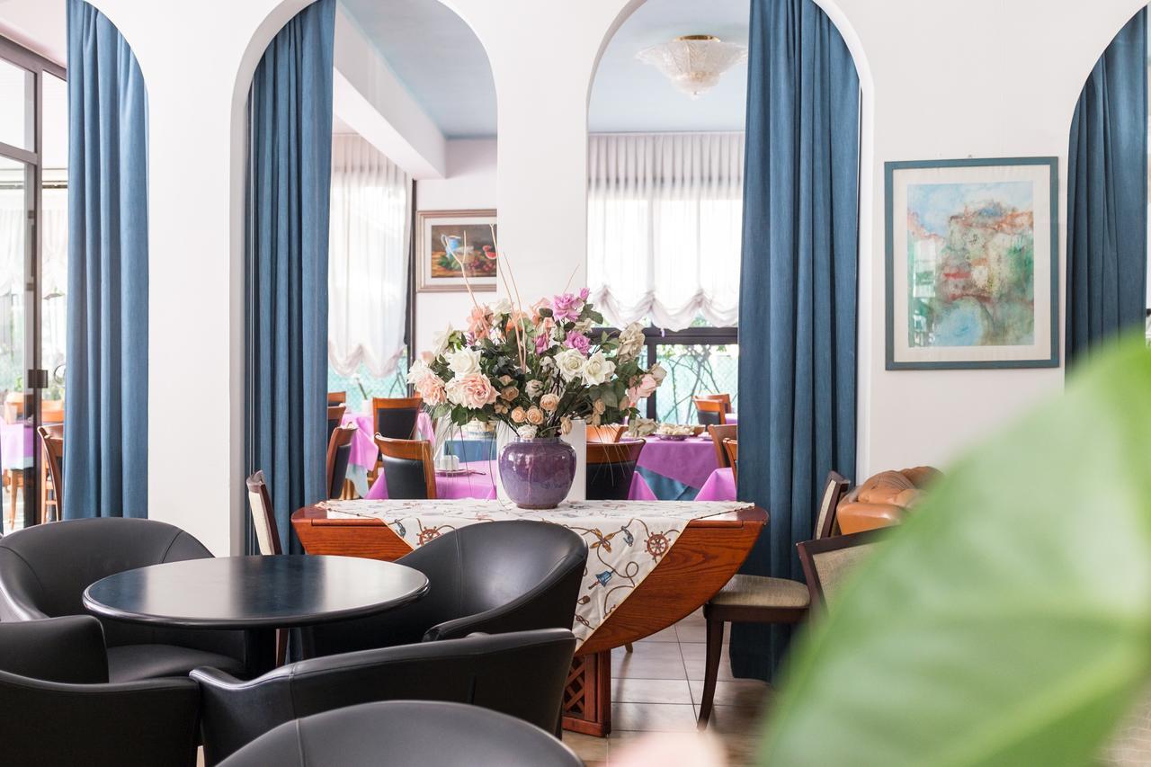 Hotel Barbiani Ріміні Екстер'єр фото