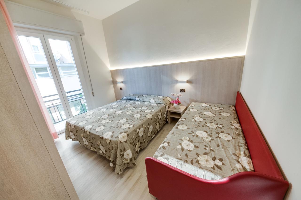 Hotel Barbiani Ріміні Екстер'єр фото