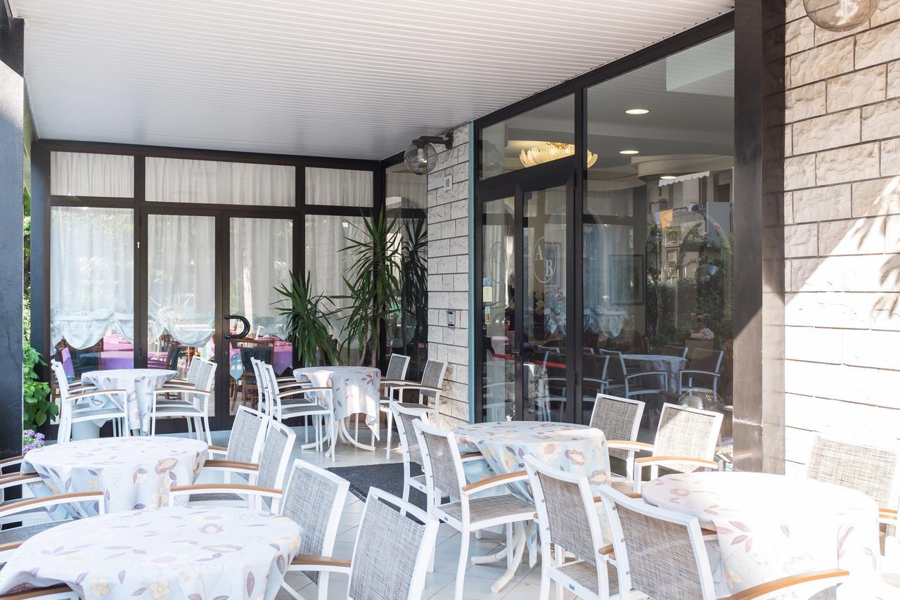 Hotel Barbiani Ріміні Екстер'єр фото
